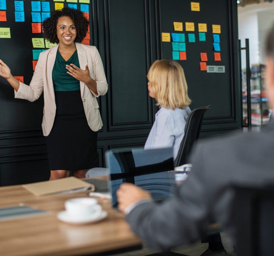 Brainstorming businesswomen colleagues 1093913