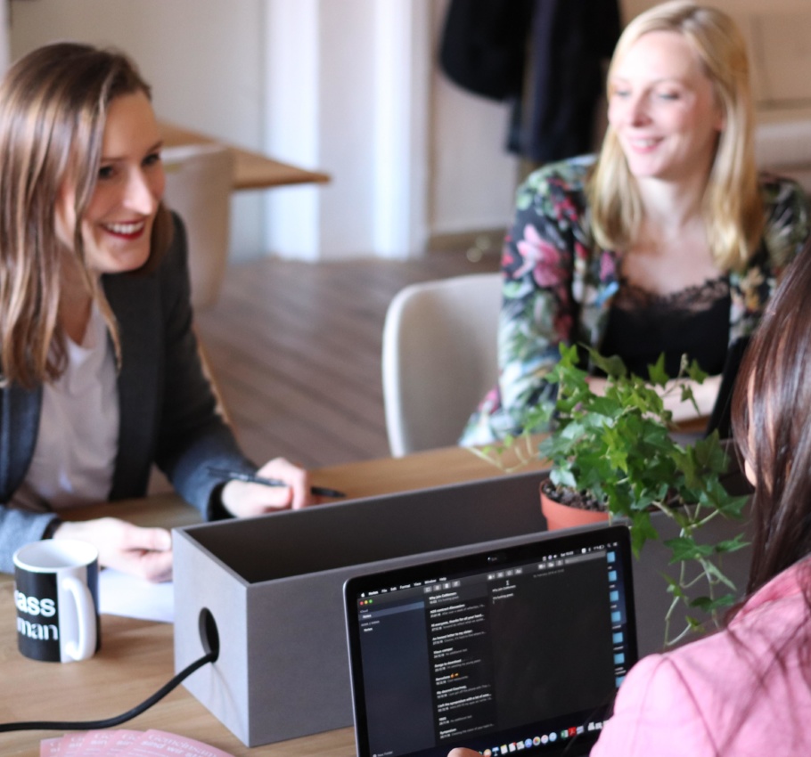 Women in a meeting 2041386 1